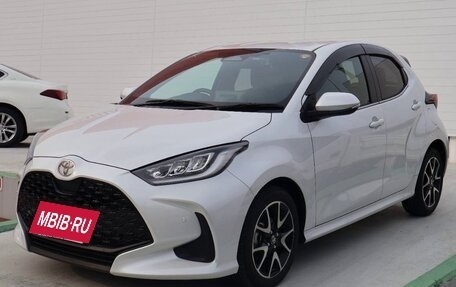 Toyota Yaris, 2022 год, 999 000 рублей, 2 фотография