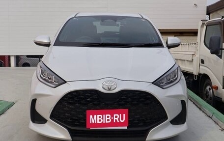 Toyota Yaris, 2022 год, 999 000 рублей, 3 фотография