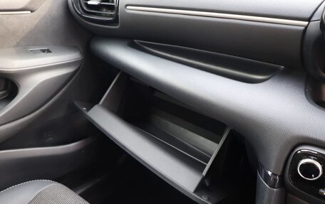 Toyota Yaris, 2022 год, 999 000 рублей, 16 фотография