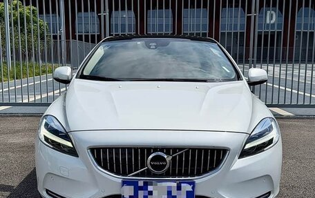 Volvo V40 II рестайлинг, 2017 год, 1 320 000 рублей, 2 фотография