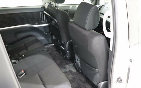Toyota ISis I, 2013 год, 1 120 000 рублей, 18 фотография