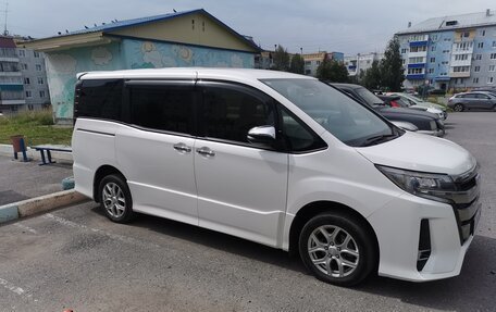 Toyota Noah III, 2021 год, 2 600 000 рублей, 2 фотография