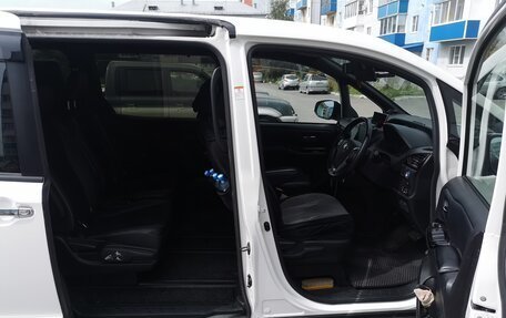 Toyota Noah III, 2021 год, 2 600 000 рублей, 3 фотография