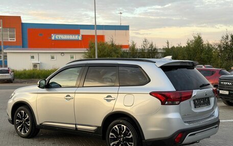 Mitsubishi Outlander III рестайлинг 3, 2022 год, 2 550 000 рублей, 5 фотография