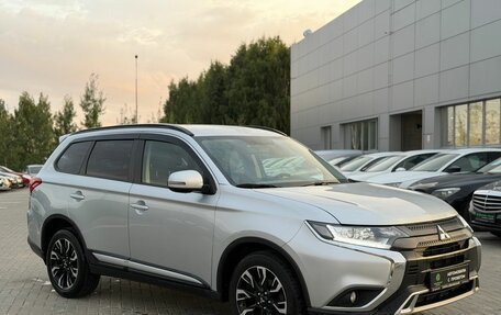 Mitsubishi Outlander III рестайлинг 3, 2022 год, 2 550 000 рублей, 2 фотография