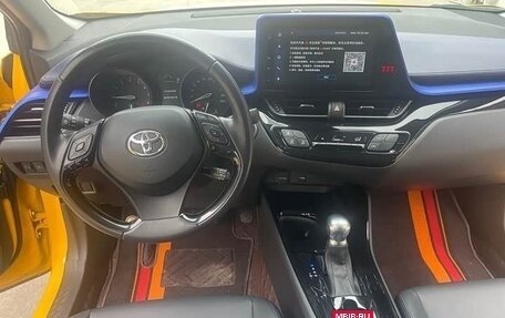 Toyota C-HR I рестайлинг, 2022 год, 3 470 000 рублей, 10 фотография