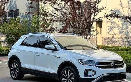 Volkswagen T-Roc I, 2023 год, 1 910 000 рублей, 3 фотография