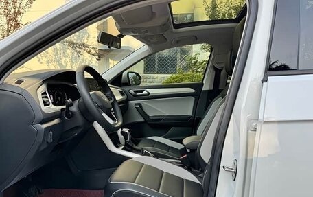 Volkswagen T-Roc I, 2023 год, 1 910 000 рублей, 9 фотография