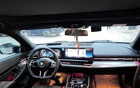 BMW 5 серия, 2025 год, 5 875 010 рублей, 7 фотография