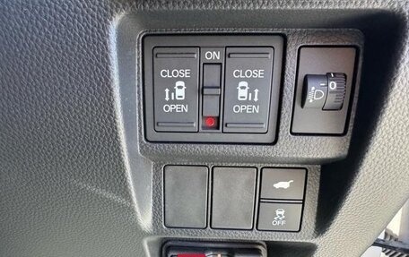 Honda Stepwgn, 2023 год, 2 150 000 рублей, 15 фотография