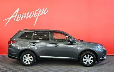 Mitsubishi Outlander III рестайлинг 3, 2018 год, 1 699 000 рублей, 6 фотография
