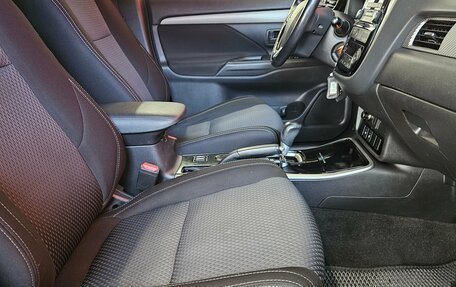 Mitsubishi Outlander III рестайлинг 3, 2018 год, 1 699 000 рублей, 13 фотография
