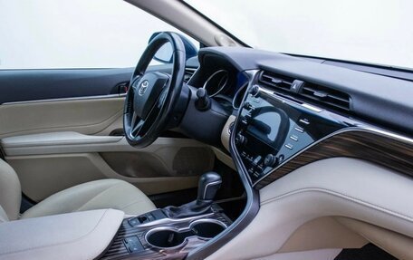 Toyota Camry, 2021 год, 2 700 000 рублей, 10 фотография