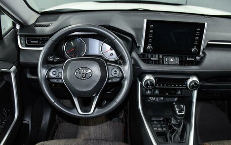 Toyota RAV4, 2020 год, 3 300 000 рублей, 7 фотография