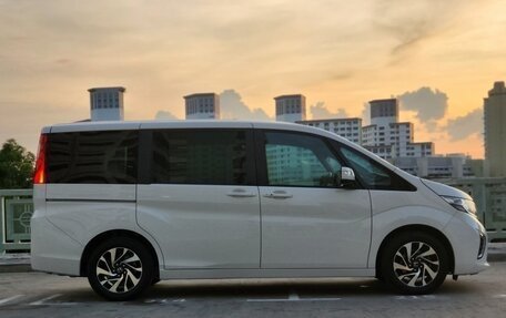 Honda Stepwgn IV, 2017 год, 1 365 000 рублей, 4 фотография