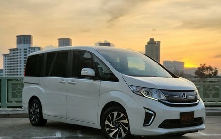 Honda Stepwgn IV, 2017 год, 1 365 000 рублей, 2 фотография