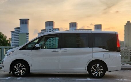 Honda Stepwgn IV, 2017 год, 1 365 000 рублей, 3 фотография