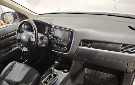 Mitsubishi Outlander III рестайлинг 3, 2016 год, 1 950 000 рублей, 12 фотография
