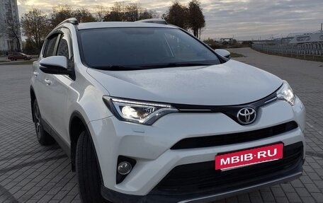 Toyota RAV4, 2018 год, 1 980 000 рублей, 2 фотография
