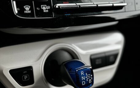 Toyota Prius IV XW50, 2017 год, 2 200 000 рублей, 11 фотография