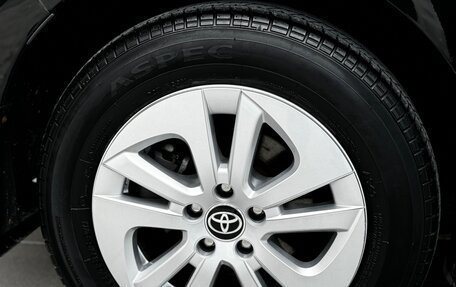 Toyota Prius IV XW50, 2017 год, 2 200 000 рублей, 18 фотография