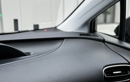 Toyota Prius IV XW50, 2017 год, 2 200 000 рублей, 23 фотография