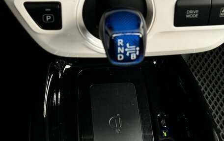 Toyota Prius IV XW50, 2017 год, 2 200 000 рублей, 28 фотография