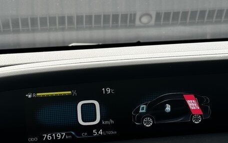 Toyota Prius IV XW50, 2017 год, 2 200 000 рублей, 24 фотография