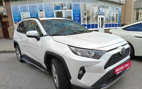 Toyota RAV4, 2020 год, 3 000 000 рублей, 2 фотография