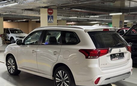 Mitsubishi Outlander III рестайлинг 3, 2022 год, 2 600 000 рублей, 1 фотография