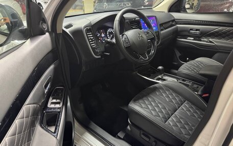 Mitsubishi Outlander III рестайлинг 3, 2022 год, 2 600 000 рублей, 3 фотография