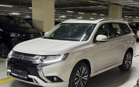 Mitsubishi Outlander III рестайлинг 3, 2022 год, 2 600 000 рублей, 2 фотография