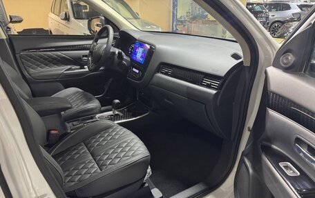 Mitsubishi Outlander III рестайлинг 3, 2022 год, 2 600 000 рублей, 6 фотография