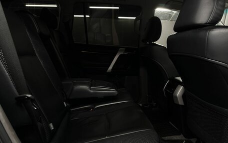 Toyota Land Cruiser Prado 150 рестайлинг 2, 2010 год, 2 299 999 рублей, 32 фотография