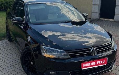Volkswagen Jetta VI, 2013 год, 1 050 000 рублей, 2 фотография