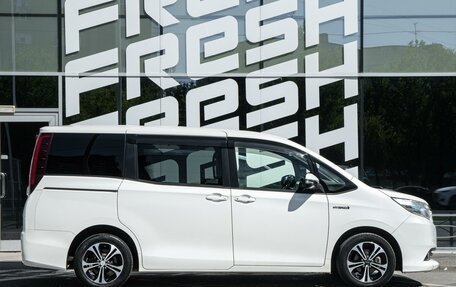 Toyota Noah III, 2014 год, 1 920 000 рублей, 5 фотография