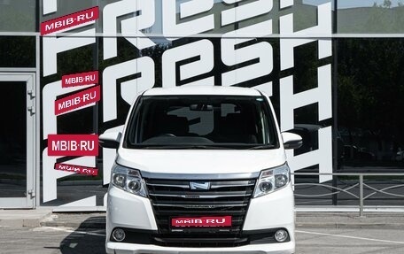 Toyota Noah III, 2014 год, 1 920 000 рублей, 3 фотография