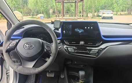 Toyota C-HR I рестайлинг, 2023 год, 1 850 000 рублей, 7 фотография