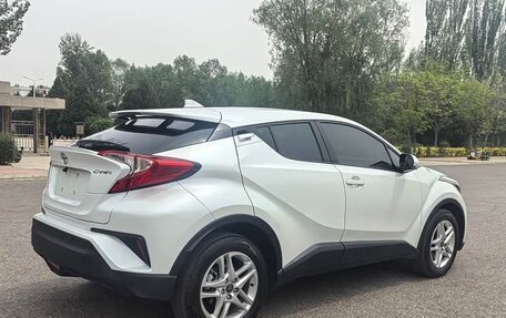 Toyota C-HR I рестайлинг, 2023 год, 1 850 000 рублей, 4 фотография