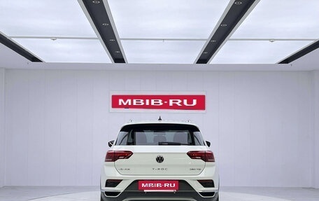 Volkswagen T-Roc I, 2023 год, 1 617 009 рублей, 2 фотография