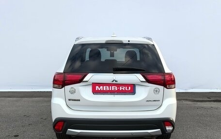 Mitsubishi Outlander III рестайлинг 3, 2017 год, 1 650 000 рублей, 6 фотография