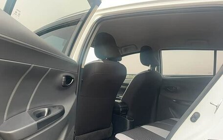Toyota Yaris XP150 рестайлинг, 2022 год, 1 450 000 рублей, 19 фотография
