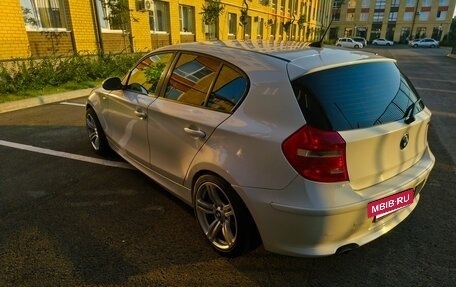 BMW 1 серия, 2009 год, 800 000 рублей, 2 фотография
