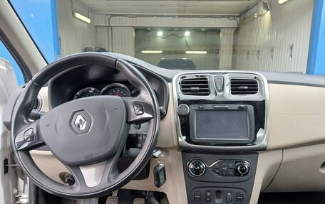 Renault Logan II, 2018 год, 900 000 рублей, 4 фотография