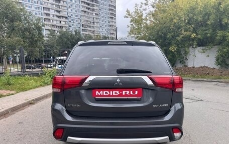 Mitsubishi Outlander III рестайлинг 3, 2016 год, 1 870 000 рублей, 10 фотография