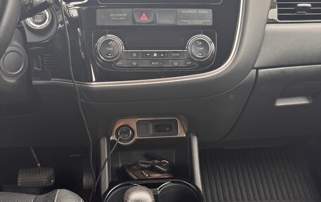 Mitsubishi Outlander III рестайлинг 3, 2016 год, 1 870 000 рублей, 13 фотография