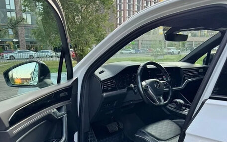 Volkswagen Touareg III, 2019 год, 4 620 000 рублей, 7 фотография
