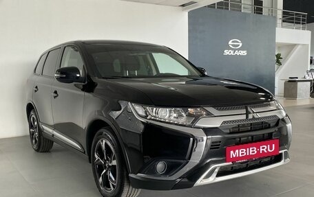 Mitsubishi Outlander III рестайлинг 3, 2019 год, 2 000 000 рублей, 3 фотография
