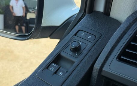 Volkswagen Caravelle T6 рестайлинг, 2018 год, 2 399 000 рублей, 18 фотография