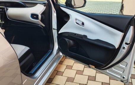 Toyota Prius IV XW50, 2016 год, 1 850 000 рублей, 7 фотография